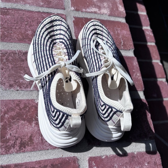 EUC APL Techloom Running Shoes. Stylish Cream Patterned Sneakers. Size 7.5 - Picture 6 of 9